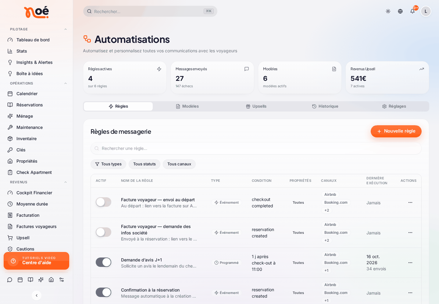 La page « Automatisations », onglet « Règles » : les compteurs « Règles actives », « Messages envoyés », « Modèles » et « Revenu Upsell », les onglets Règles, Modèles, Upsells, Historique et Réglages, le bouton « Nouvelle règle », la recherche et les filtres, et la liste « Règles de messagerie » : interrupteur, nom, type (Événement, Programmé), condition, propriétés, canaux, dernière exécution et actions