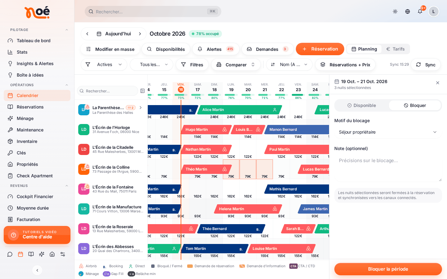 Le planning avec trois nuits libres sélectionnées sur une ligne (encadrées en orange) et, à droite, le panneau « 19 Oct. – 21 Oct. 2026 · 3 nuits sélectionnées » : les choix « Disponible » et « Bloquer » (sélectionné), le « Motif du blocage » (« Séjour propriétaire »), la « Note (optionnel) », le rappel que les nuits seront fermées et synchronisées vers les canaux, et le bouton « Bloquer la période »