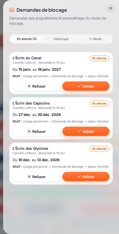 Le panneau « Demandes de blocage », onglet « En attente (3) » : trois demandes de Camille Lefèvre (L’Écrin du Canal, L’Écrin des Capucins, L’Écrin des Glycines), chacune avec ses dates, le motif « Usage personnel », le badge « En attente » et les boutons « Refuser » et « Valider »