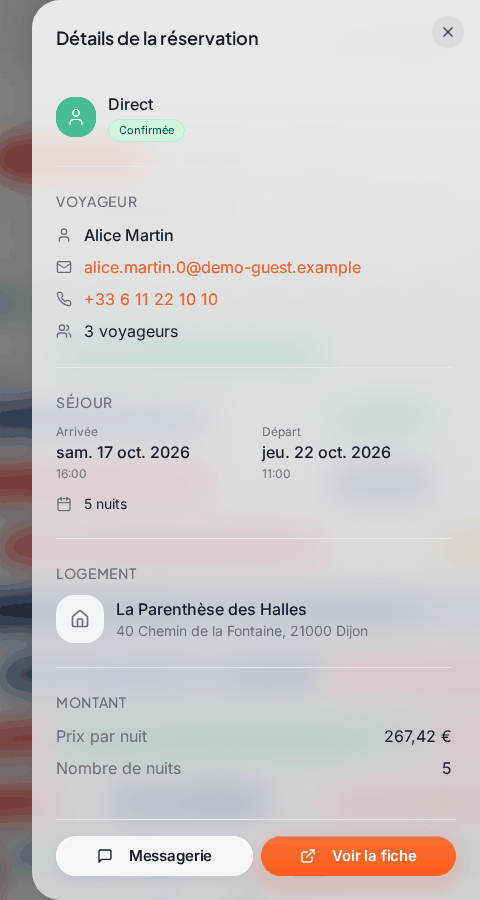 Le panneau « Détails de la réservation », ouvert en cliquant sur une réservation du planning : canal « Direct » et statut « Confirmée », le voyageur (nom, e-mail, téléphone, 3 voyageurs), le séjour (arrivée sam. 17 oct. 16:00, départ jeu. 22 oct. 11:00, 5 nuits), le logement, le montant (prix par nuit, nombre de nuits) et les boutons « Messagerie » et « Voir la fiche »
