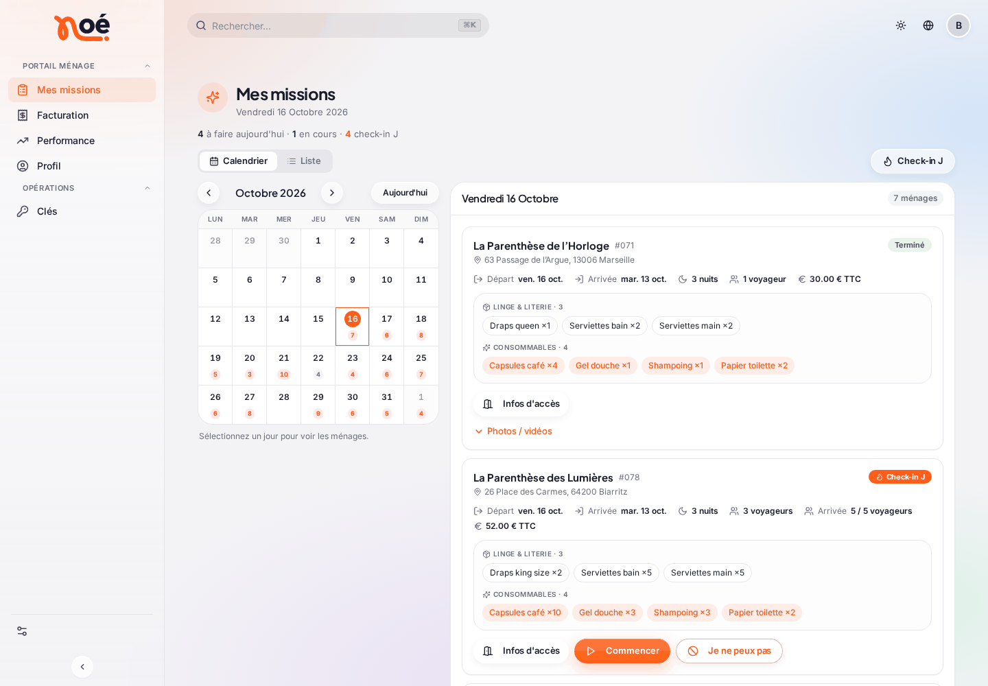 L’espace d’une société de ménage (Brillance Services) : le menu « PORTAIL MÉNAGE » (Mes missions, Facturation, Performance, Profil) et « Clés » ; la page « Mes missions » du vendredi 16 octobre avec « 4 à faire aujourd’hui · 1 en cours · 4 check-in J », le calendrier du mois et les cartes des missions du jour : logement, adresse, départ, arrivée, nuits, voyageurs, prix de la mission, linge et consommables à prévoir, et les boutons « Infos d’accès », « Commencer » et « Je ne peux pas »