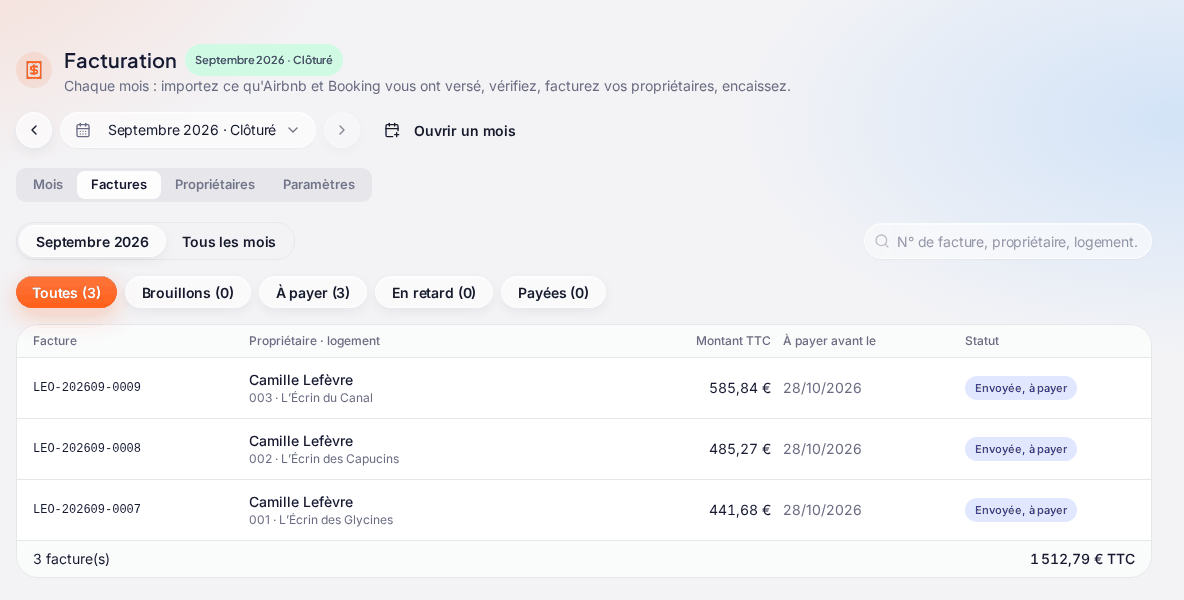 L’onglet « Factures » : le choix « Septembre 2026 » / « Tous les mois », les filtres « Toutes », « Brouillons », « À payer », « En retard », « Payées », la recherche, et la liste des factures (numéro, propriétaire et logement, montant TTC, date limite de paiement, statut « Envoyée, à payer »)
