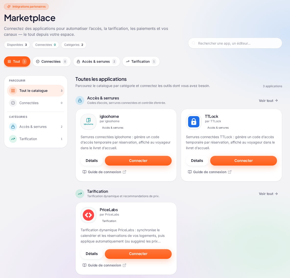 Le Marketplace en vue « Tout » : l’étiquette « Intégrations partenaires » et le titre « Marketplace », les compteurs « Disponibles 3 », « Connectées 0 » et « Catégories 2 », la recherche « Rechercher une app, un éditeur… », les filtres « Tout », « Connectées », « Accès & serrures » et « Tarification », le menu « Parcourir » à gauche, puis les cartes igloohome et TTLock (catégorie « Accès & serrures ») et PriceLabs (catégorie « Tarification »), chacune avec « Détails », « Connecter » et « Guide de connexion »