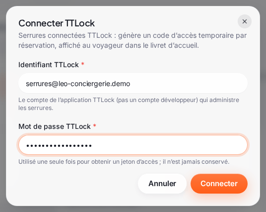 La fenêtre « Connecter TTLock » : le champ « Identifiant TTLock » rempli avec une adresse fictive (« Le compte de l’application TTLock (pas un compte développeur) qui administre les serrures. »), le champ « Mot de passe TTLock » masqué (« Utilisé une seule fois pour obtenir un jeton d’accès ; il n’est jamais conservé. »), et les boutons « Annuler » et « Connecter »