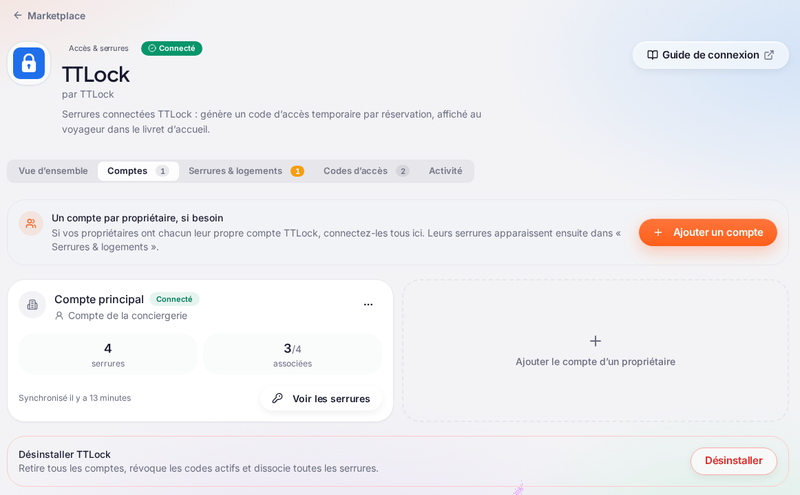 La page TTLock (badges « Accès & serrures » et « Connecté », bouton « Guide de connexion »), onglet « Comptes » : l’encadré « Un compte par propriétaire, si besoin » avec « Ajouter un compte », la carte « Compte principal » (badge « Connecté », « Compte de la conciergerie », « 4 serrures », « 3/4 associées », « Synchronisé il y a 13 minutes », bouton « Voir les serrures »), la case « Ajouter le compte d’un propriétaire », puis « Désinstaller TTLock »