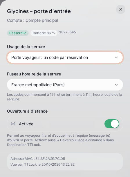 Le panneau de réglages de la serrure « Glycines – porte d’entrée » : « Compte : Compte principal », les étiquettes « Passerelle » et « Batterie 86 % », « Usage de la serrure » sur « Porte voyageur : un code par réservation », « Fuseau horaire de la serrure » sur « France métropolitaine (Paris) » (« Les codes commencent à 15 h et se terminent à 11 h, heure locale de la serrure. »), l’interrupteur « Ouverture à distance » sur « Activée », puis « Adresse MAC » et « Vue par TTLock le 20/10/2026 13:22:32 »