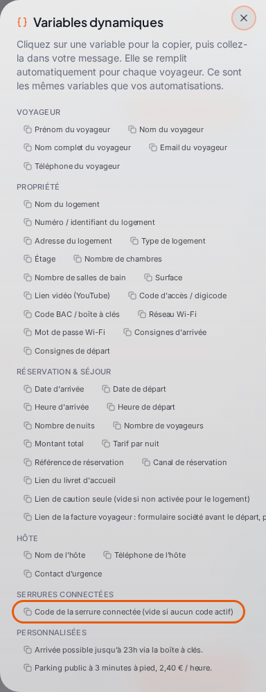 Dans l’éditeur de règle, étape « Actions », le panneau « Variables dynamiques » ouvert à droite (« Cliquez sur une variable pour la copier, puis collez-la dans votre message. ») : les groupes « Voyageur », « Propriété », « Réservation & séjour », « Hôte », puis le groupe « Serrures connectées » avec la variable « Code de la serrure connectée (vide si aucun code actif) » entourée