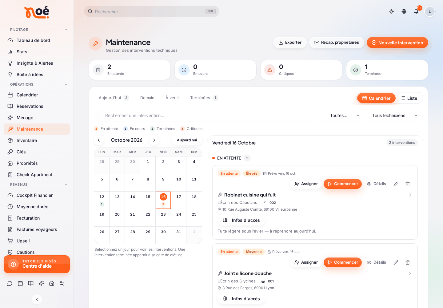 La page « Maintenance » : les boutons « Exporter », « Récap. propriétaires » et « Nouvelle intervention », les compteurs « En attente », « En cours », « Critiques » et « Terminées », les onglets « Aujourd’hui », « Demain », « À venir », « Terminées », la recherche et les filtres, puis la vue « Calendrier » : le mois d’octobre et, à droite, les interventions du jour (« Robinet cuisine qui fuit », « Joint silicone douche ») avec leur urgence et les boutons « Assigner », « Commencer », « Détails »