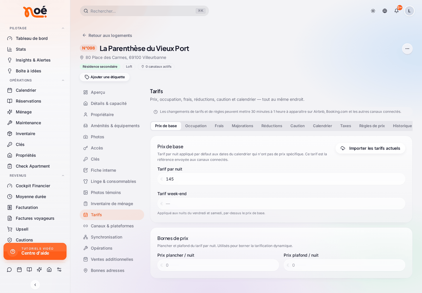 La section « Tarifs » de la fiche « La Parenthèse du Vieux Port », onglet « Prix de base » : les onglets Prix de base, Occupation, Frais, Majorations, Réductions, Caution, Calendrier, Taxes, Règles de prix et Historique, la carte « Prix de base » (« Tarif par nuit » 145, « Tarif week-end », bouton « Importer les tarifs actuels ») et la carte « Bornes de prix » (prix plancher et plafond par nuit)