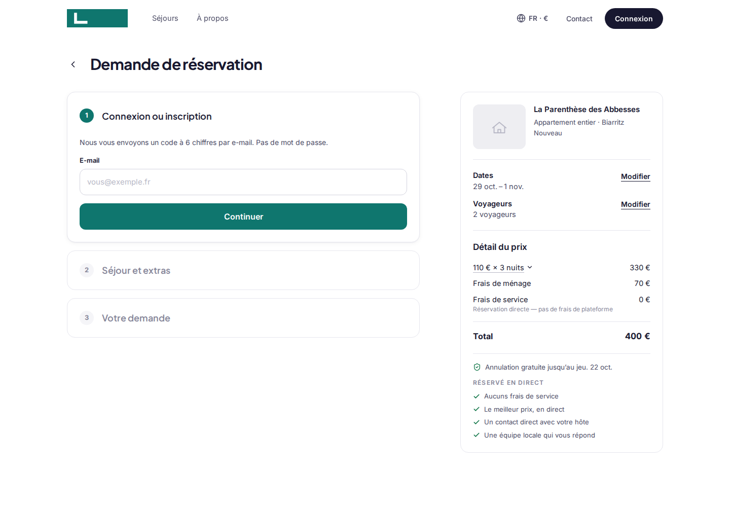 Les trois étapes de la demande sur le site : connexion par code reçu par e-mail, séjour et extras, puis votre demande. À droite, le détail du prix avec « Frais de service 0 € »